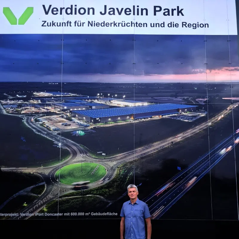 Jürgen vor dem verdion javelin park plakat
